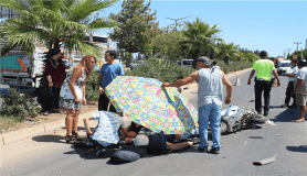 Antalya'da 40 derece sıcaklıkta yaralıya plaj şemsiyeli koruma