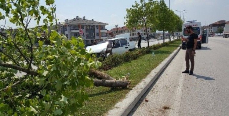Refüje çıkan otomobil ağaca çarptı: 1 çocuk yaralı