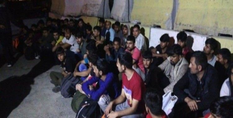 Çalıntı araçta 46 kaçak göçmen yakalandı