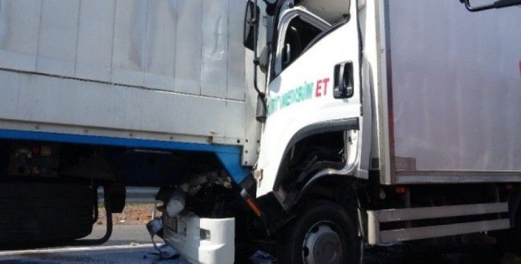 Kuzey Marmara otoyolunda kamyon ile tır çarpıştı: 1 yaralı