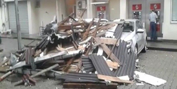 Rize’de fırtına çatıyı uçurdu, 4 araç zarar gördü