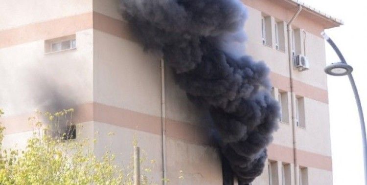 Manisa’da lise binasında çıkan yangın korkuya neden oldu