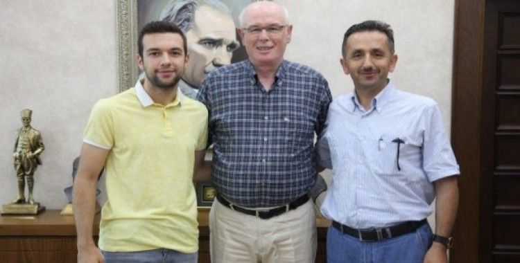 YKS Türkiye 86.’sı Emre Turhan’dan Odunpazarı Belediye Başkanı Kazım Kurt’a ziyaret
