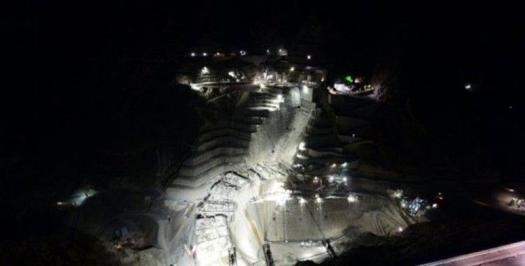 Yusufeli Barajı inşaatının etkileyici gece görünümü