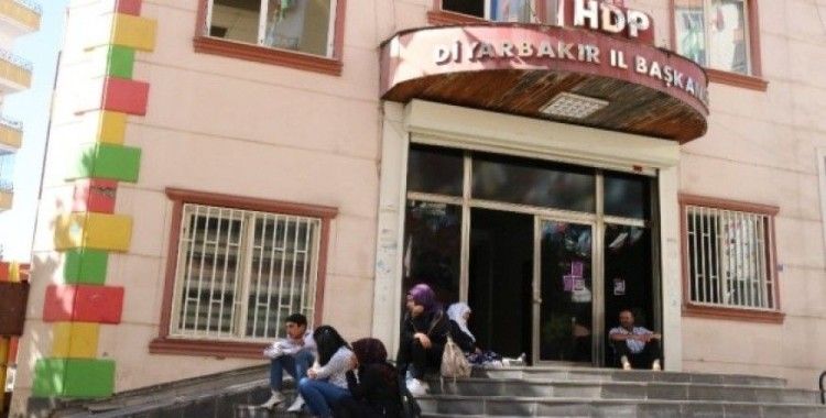 Çocuklarının dağa kaçırıldığını iddia eden aile, HDP önünde oturma eylemi başlattı