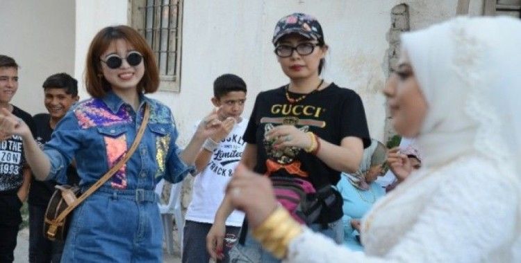 Çinli turist kafilesi, Kırşehir’de yöresel düğüne katılıp, Türk yemeklerini tattı