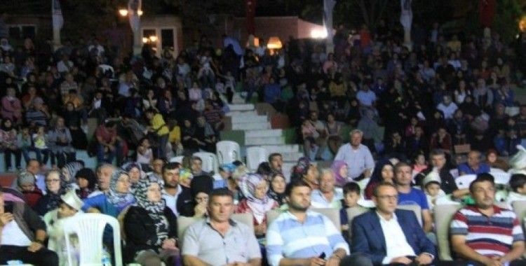 Emet’te yerel sanatçıların konserini 2 bin kişi izledi