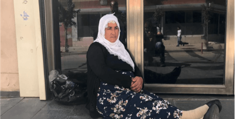 Diyarbakır'da bir anneden daha HDP önünde oturma eylemi