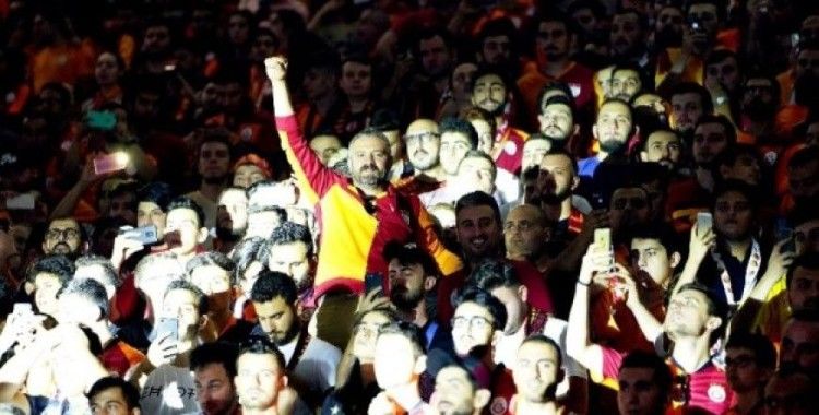 Türk Telekom Stadyum’daki imza törenine 25 bin kişi katıldı
