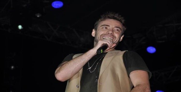 Murat Dalkılıç, Kuşadası’nda konser verdi