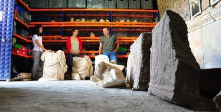 Manisa’da 2 bin 200 yıllık tanrıça heykeli sergileneceği günü bekliyor
