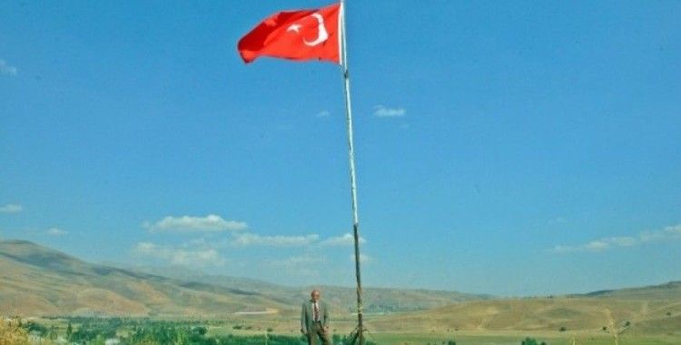 (Özel) 35 yıldır Türk bayrağını köyünde dalgalandırıyor