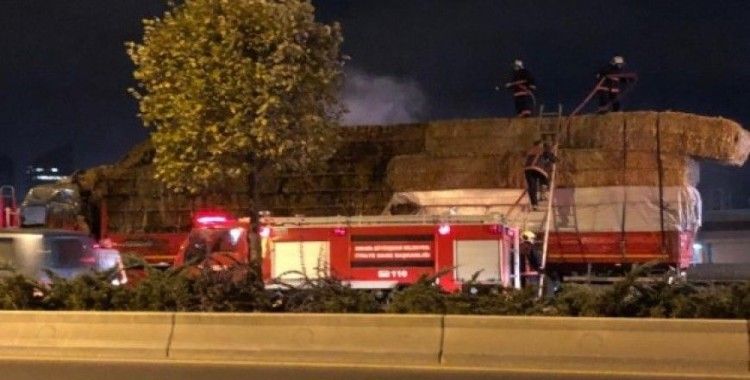 Başkent’te saman yüklü kamyon alev alev yandı