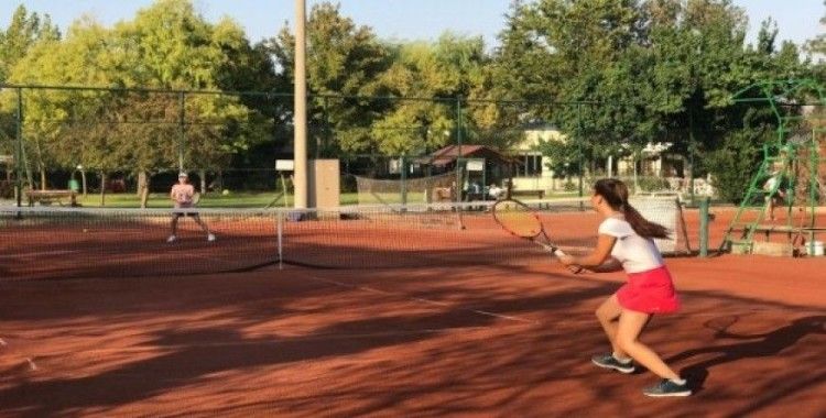 Geleneksel Kurtuluş Kupası Tenis Şenliği başladı