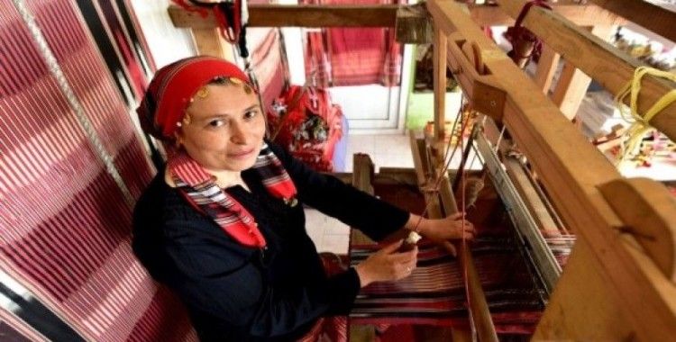 Keşan dokumacısı Ayşe Saka "yılın kalfası" seçildi