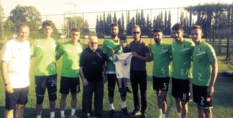 DMD hastası minik Mustafa’nın Sakaryasporlu futbolcular ile tanışma hayali gerçek oldu