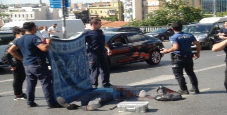 Taksim’de yolun karşısına geçmeye çalışan yaşlı adama motosiklet çarptı