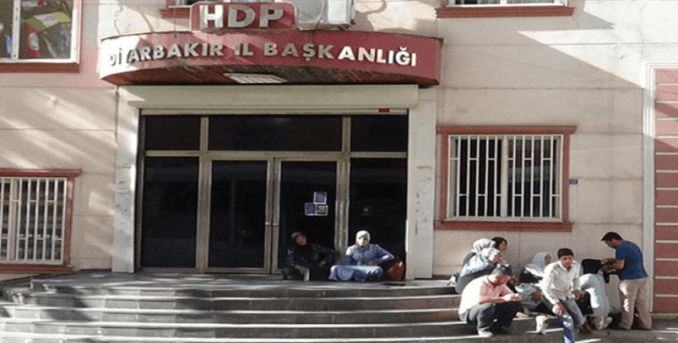 Çocukları dağa kaçırılan ailelerin HDP önündeki eylemi 4. gününde