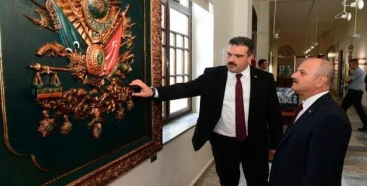 Vali Çakacak, Rektör Çomaklı ile birlikte Cumhuriyet Tarihi Müzesini gezdi