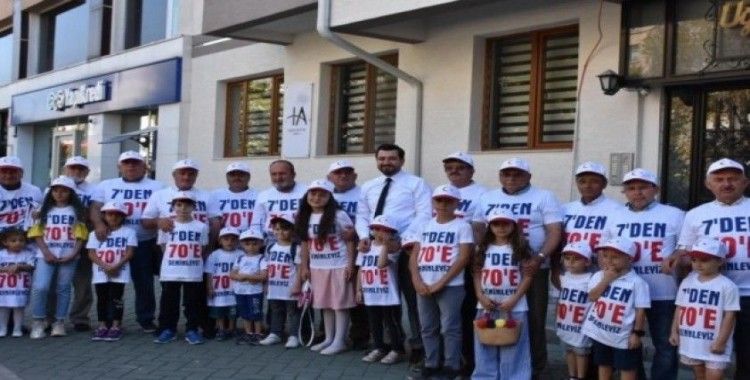 “7’den 70’e seninleyiz” yazılı tişörtleri giyerek Erdoğan’ı beklediler
