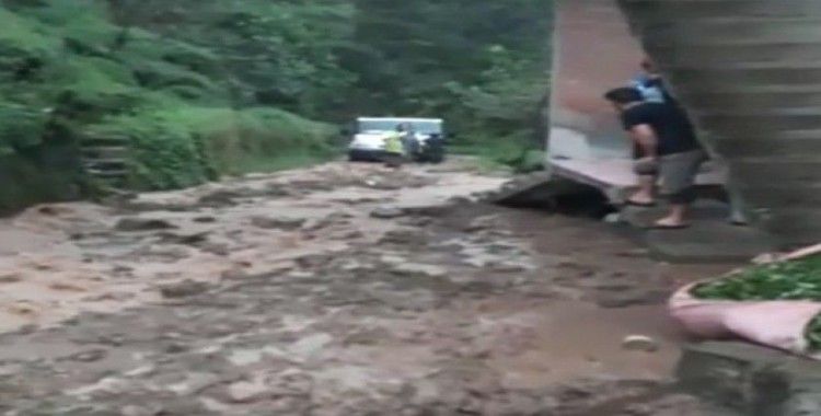 Rize’nin Madenli beldesinde şiddetli yağıştan bir mahalle tahliye edildi