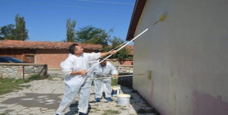Millli Eğitim Müdürü öğretmenlerle köy okulunu boyadı