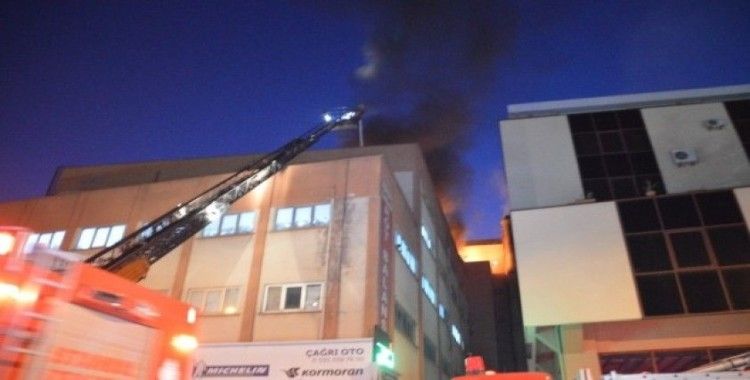 5 katlı bir iş merkezinin çatısında çıkan yangın bir saatlik çalışma sonucunda kontrol altına alındı