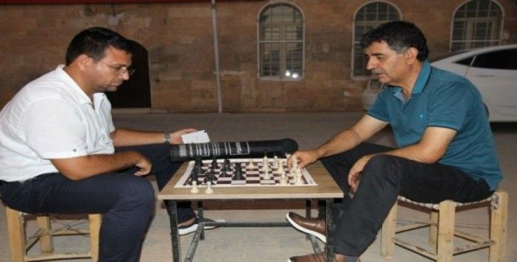 Kızıltepe’nin sokaklarında satranç oynanıyor