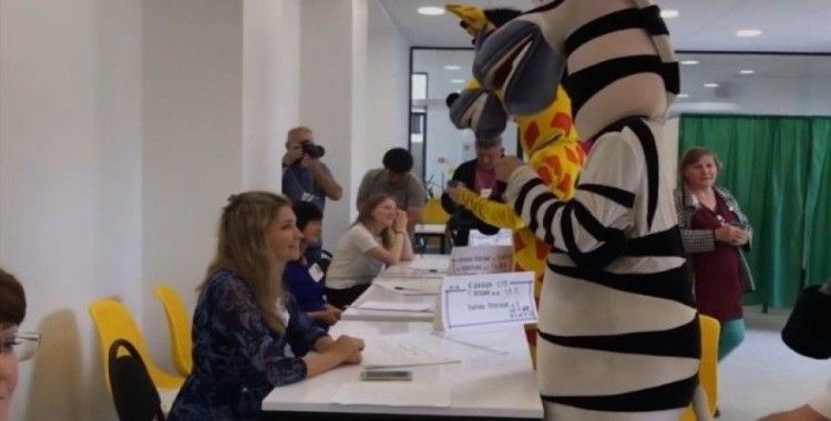 Rusya’da animatörlerin kostümleriyle oy kullanması tartışmalara yol açtı