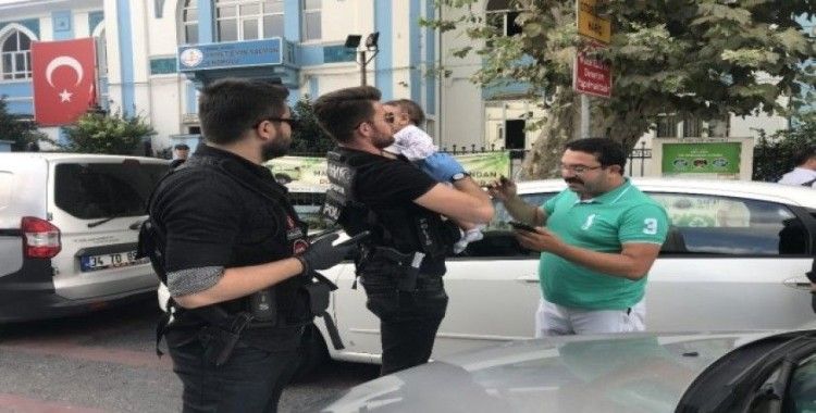 Polis ehliyeti olmayan sürücünün yerine geçip bebeği hastaneye yetiştirdi