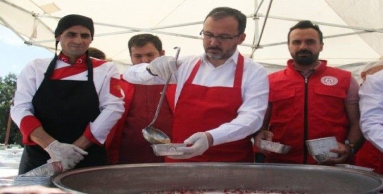 Bakan Kasapoğlu, Ankaralılara aşure dağıttı
