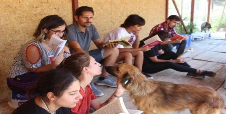 Kampiz üyeleri hayvan barınağında kitap okudu