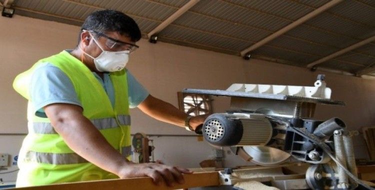 Büyükşehir Belediyesi marangoz atölyesinde mobilya üretimi sürüyor