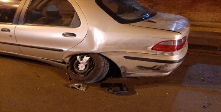 Başkent’te bir yaya ve iki otomobile çarpan araç devrildi: 2 yaralı