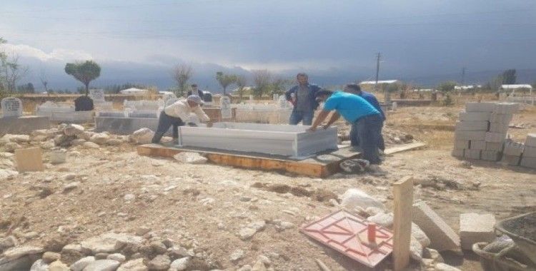 Ağrı’da donarak hayatını kaybeden Afganlı vatandaşın mezarını ilçe halkı yaptırdı