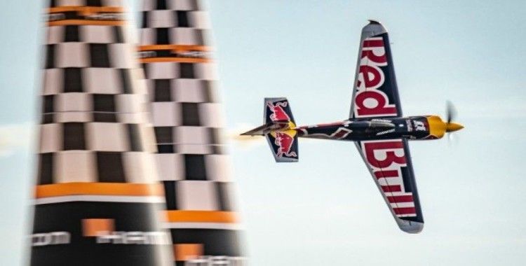 Red Bull Air Race şampiyonu Matt Hall