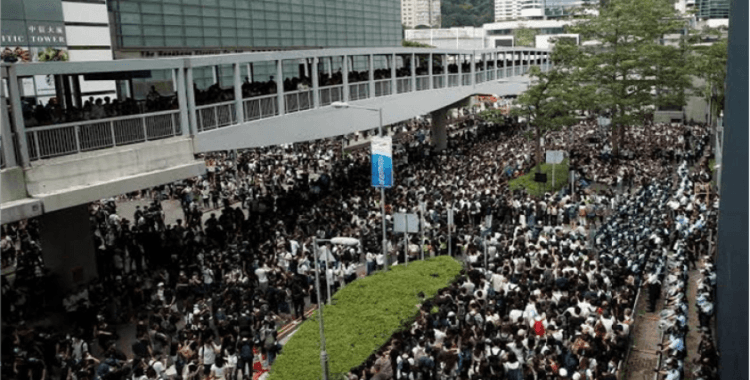 Protestolar Hong Kong ekonomisini sert vurdu
