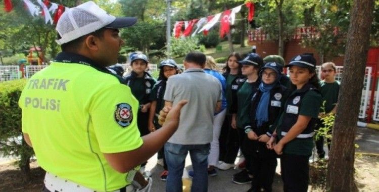 Başkan Aydıner, gönüllü minik zabıta ekibiyle denetime çıktı