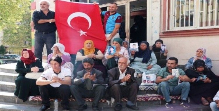 HDP önünde Türk bayrağı açıldı
