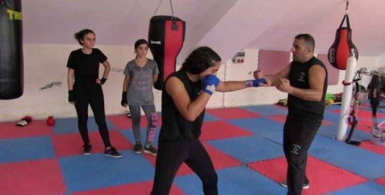 Kadınlar kendilerini korusun diye ücretsiz boks eğitimi veriyor