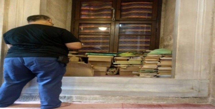 Eyüp Sultan Camisi’nde Kur’an-ı Kerim ve ilmihal kitaplarının yere bırakılmasına tepki