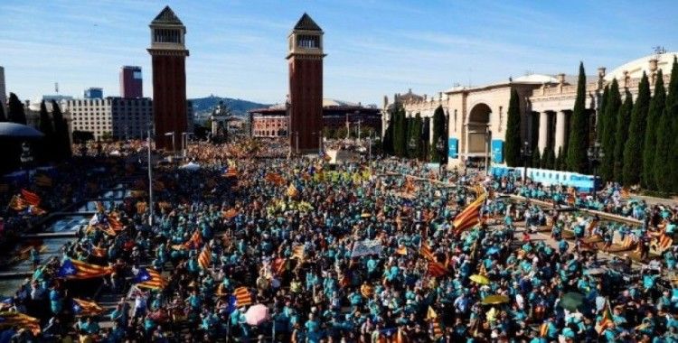 Ayrılıkçı Katalanlar ‘Katalonya Ulusal Günü’nde Barselona sokaklarını doldurdu