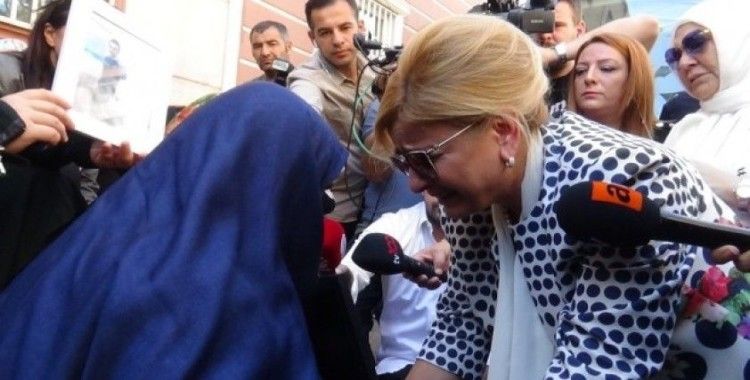 HDP önünde aileleri ziyaret eden Nevin Gökçek gözyaşlarını tutamadı
