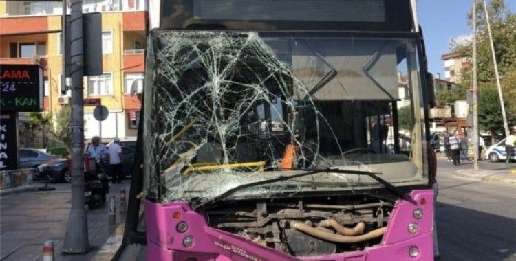 Avcılar’da İETT otobüsü park halindeki 4 araca çarptı: 7 yaralı