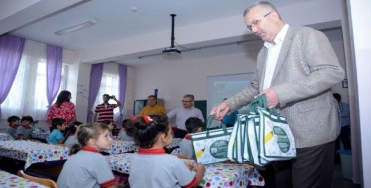 Başkan Özkan’dan öğrencilere hediye