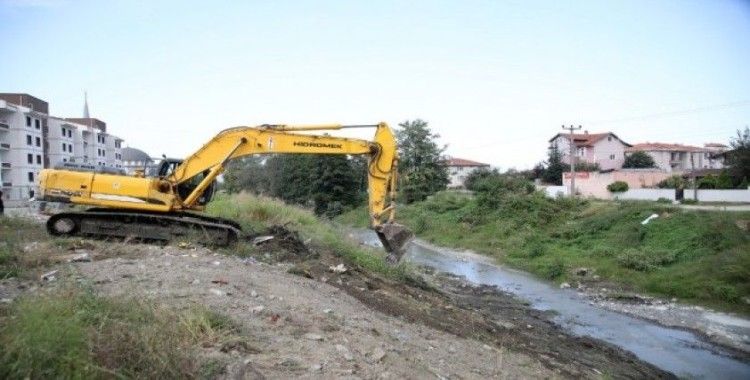 Gölü besleyen İstanbuldere’de atıklar temizleniyor