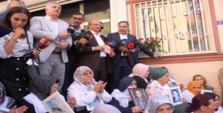 HDP önünde eylem yapan ailelere aşiret liderlerinden destek