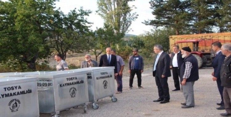 Tosya’da Suluca ve Çifter köylerine çöp konteynırı teslim edildi