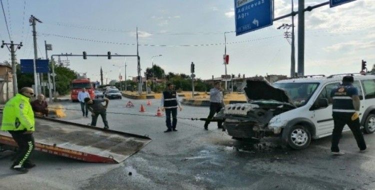 Ahlat’ta yabancı uyruklu kaçak göçmenleri taşıyan minibüs kaza yaptı
