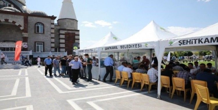 Cuma namazı sonrası aşure ikramı edildi